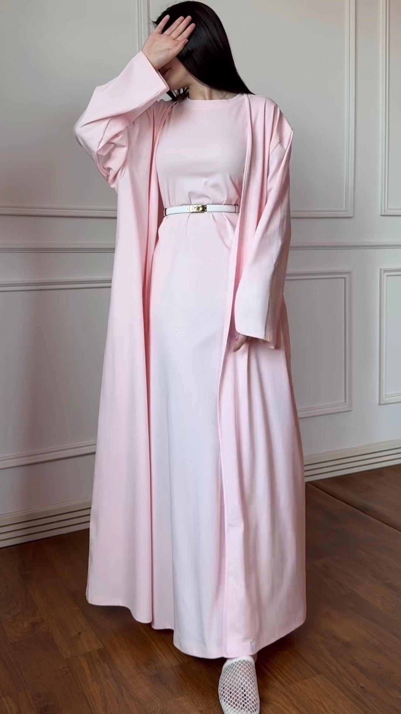 Zweiteiliges Kleid-Set mit passender offenen Abaya