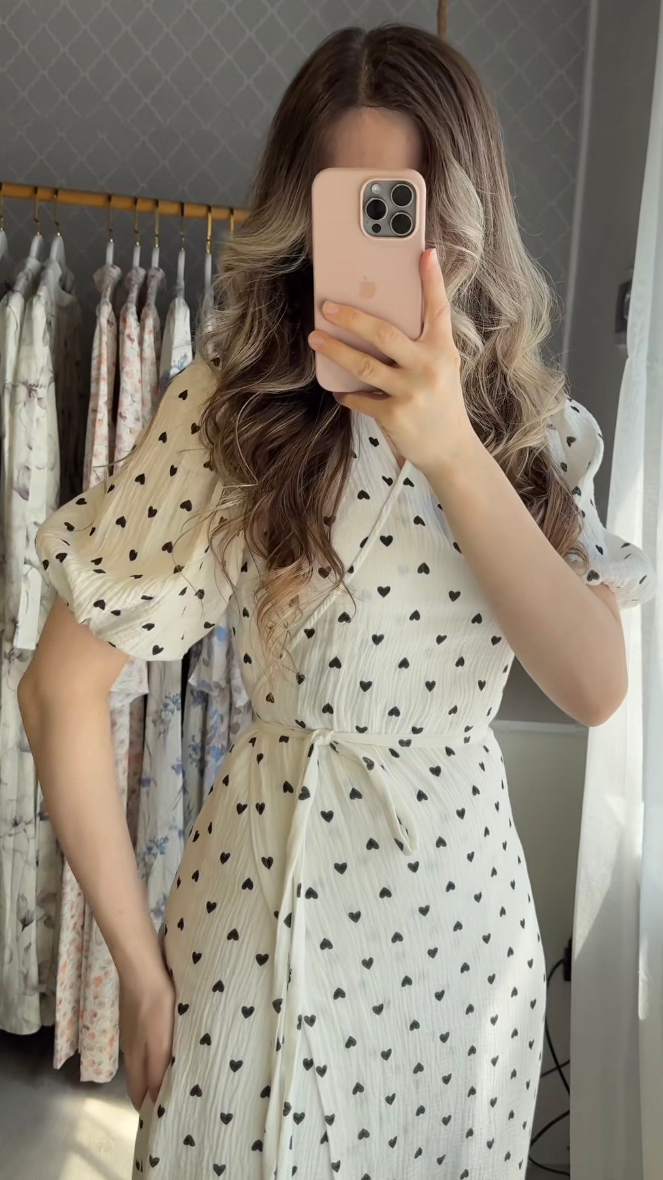 Wickelkleid mit Herzprint in Weiß-Schwarz