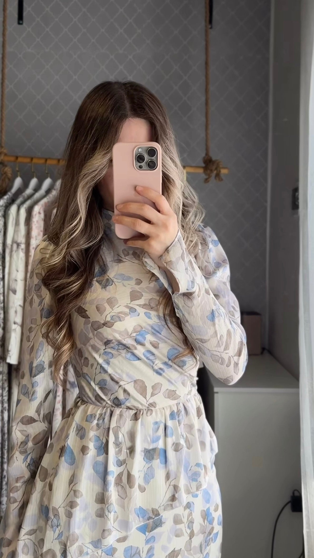 Maxikleid mit Blättermuster und Wickeloptik