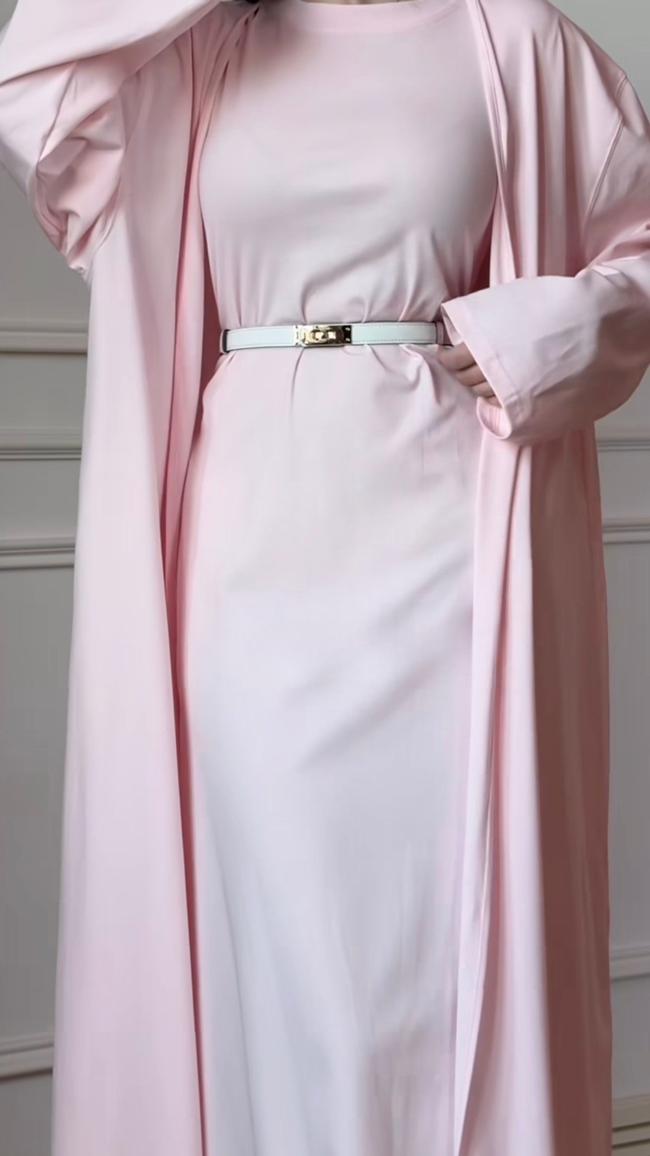 Zweiteiliges Kleid-Set mit passender offenen Abaya