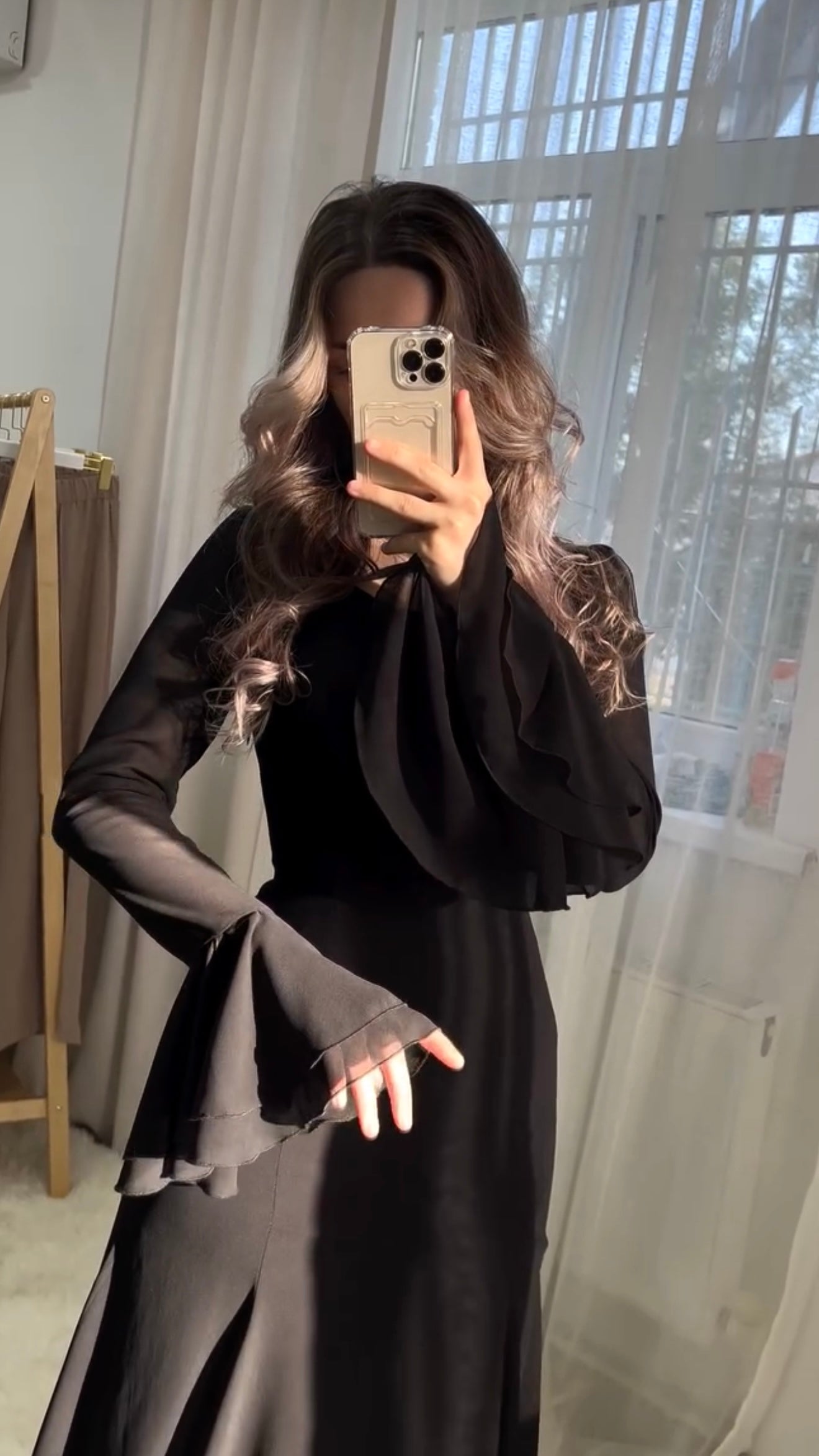 Schwarzes Maxikleid mit Volantärmeln