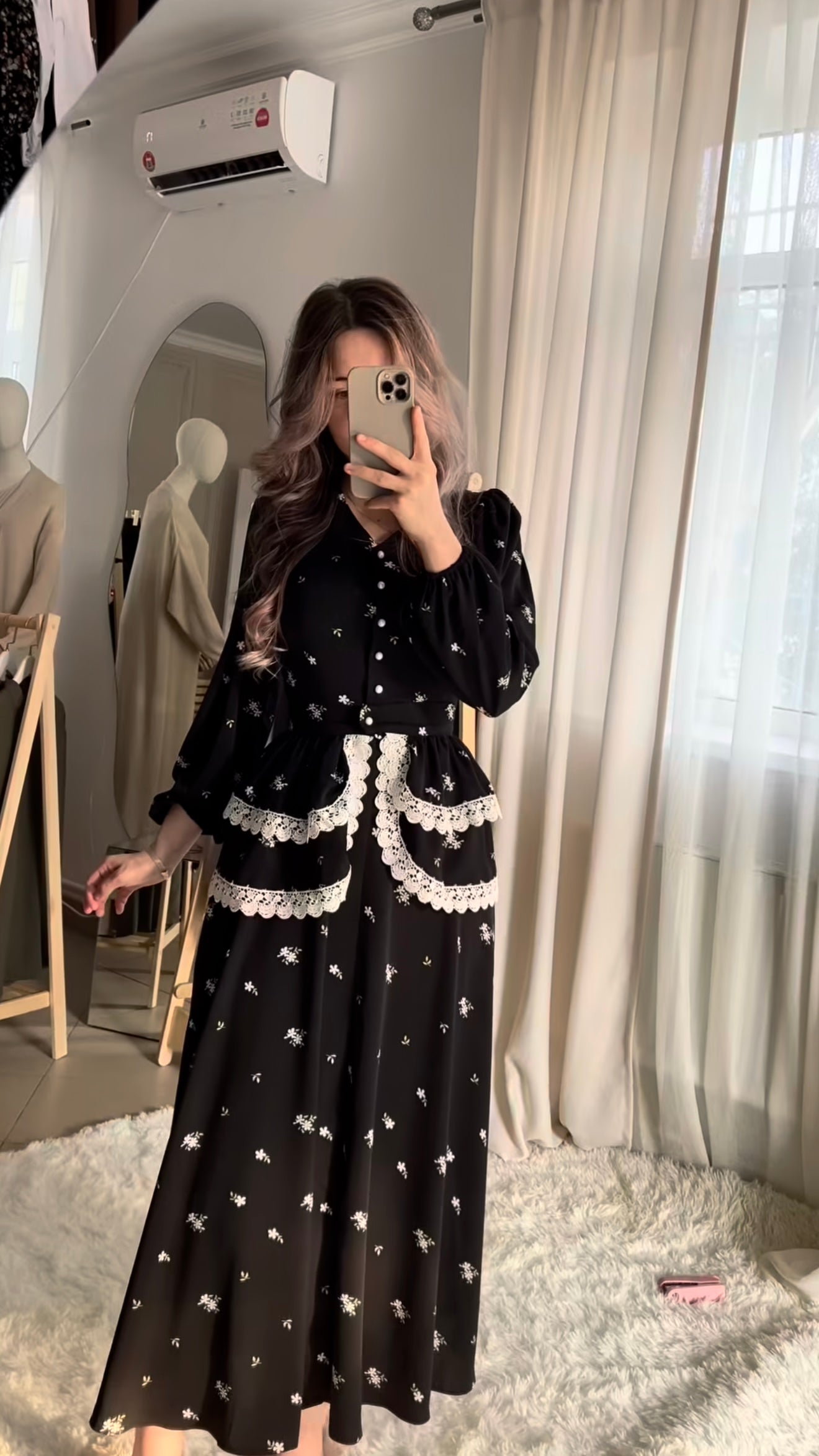 Schwarzes Kleid mit Häkelspitze und Blumenprint