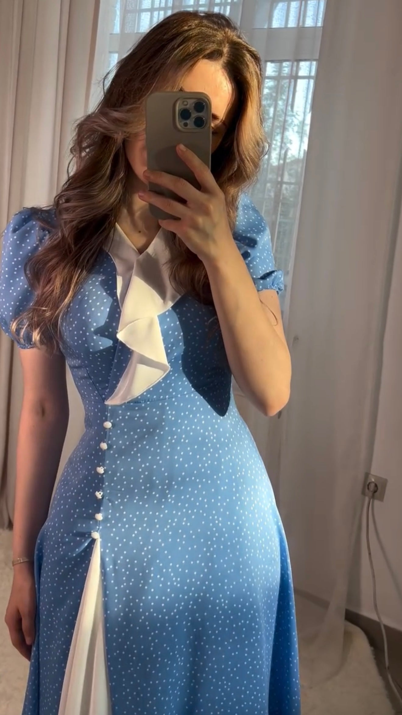 Blaues Maxikleid mit Volantdetails