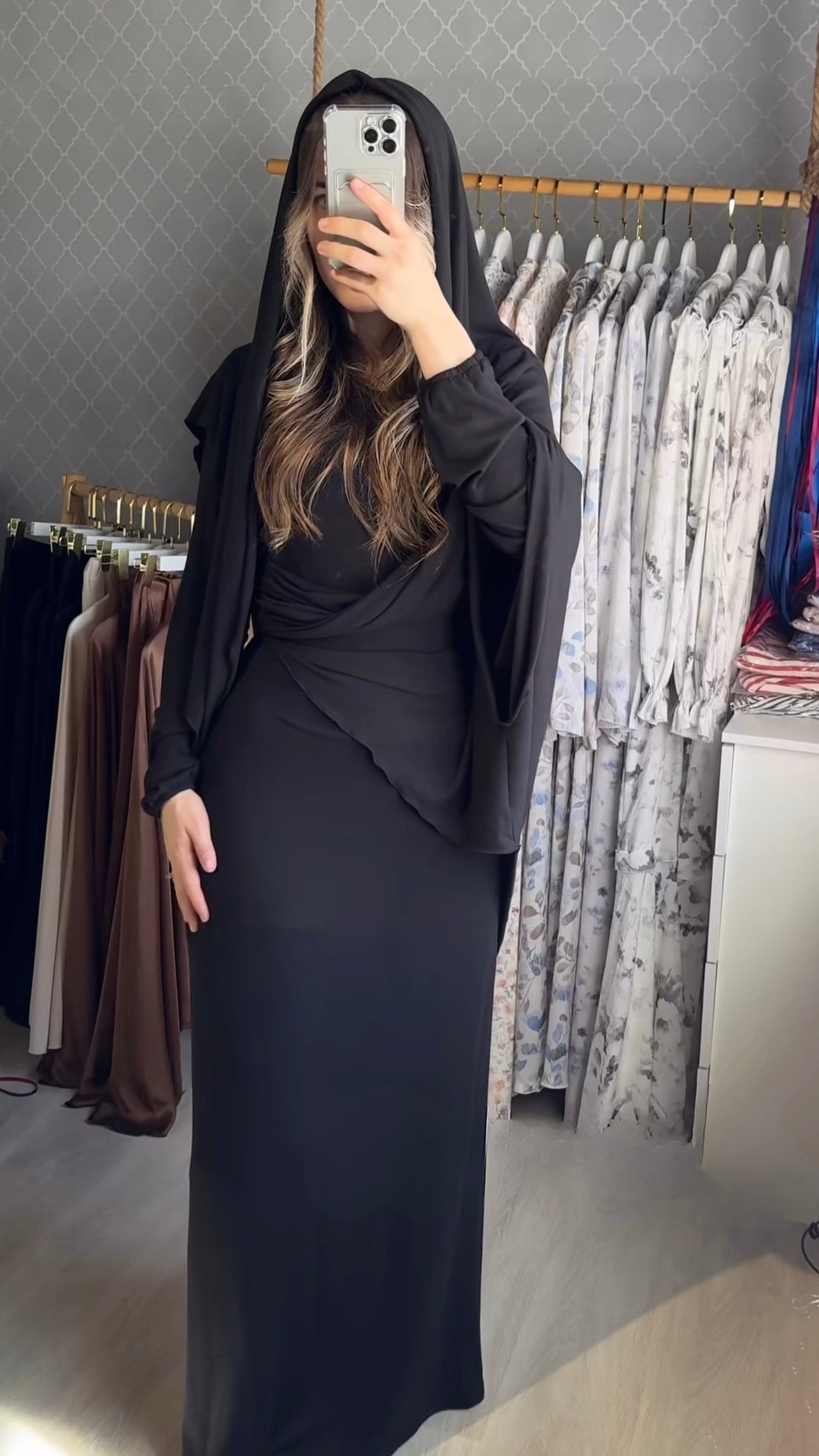 Schwarzes Maxi Set mit Kapuze und Drapierung
