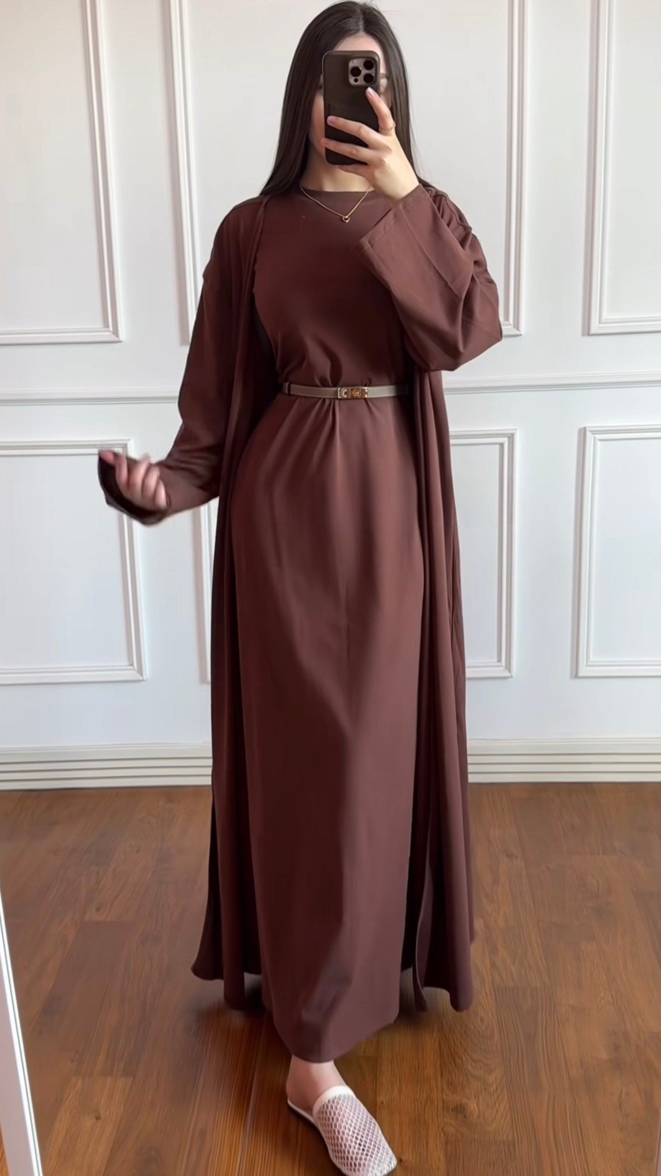 Zweiteiliges Kleid-Set mit passender offenen Abaya