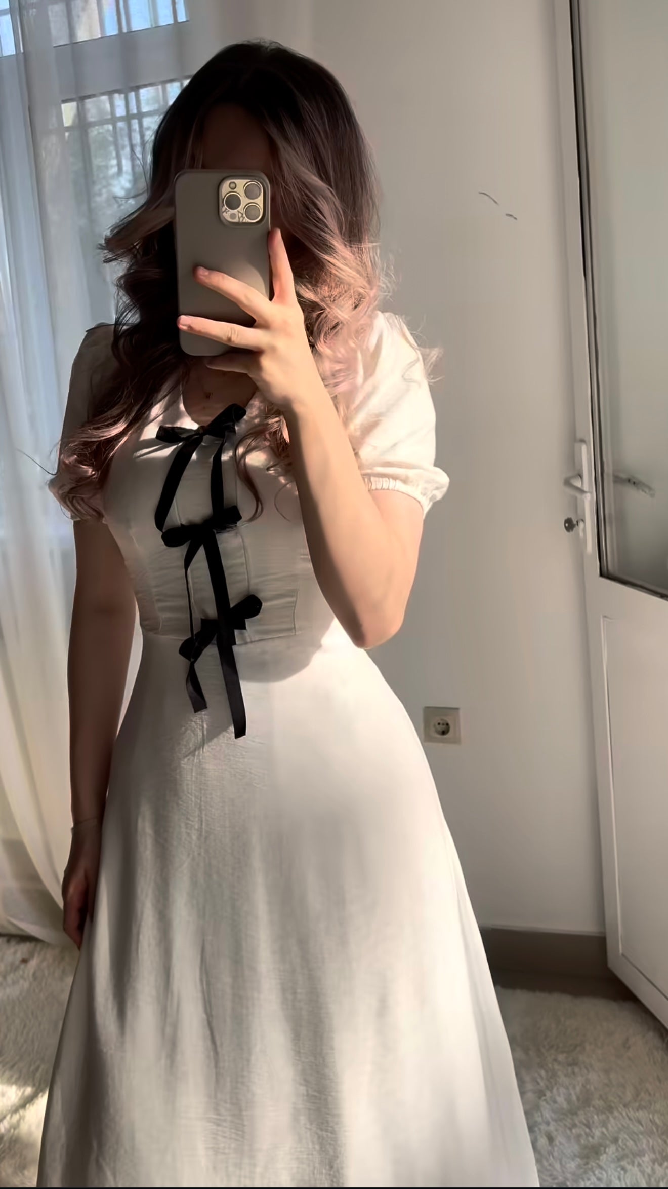 Weißes Kleid mit schwarzen Schleifen