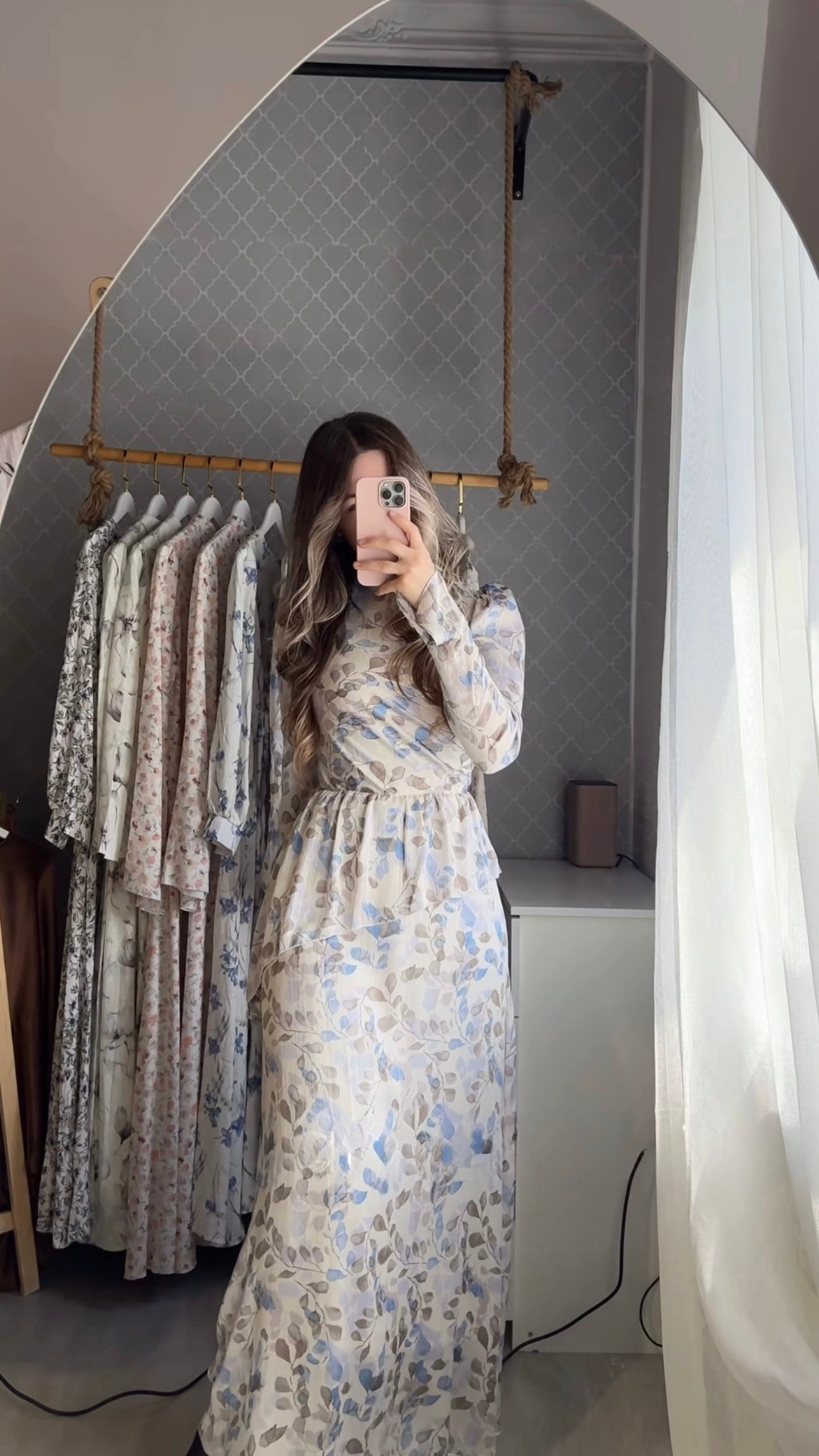 Maxikleid mit Blättermuster und Wickeloptik