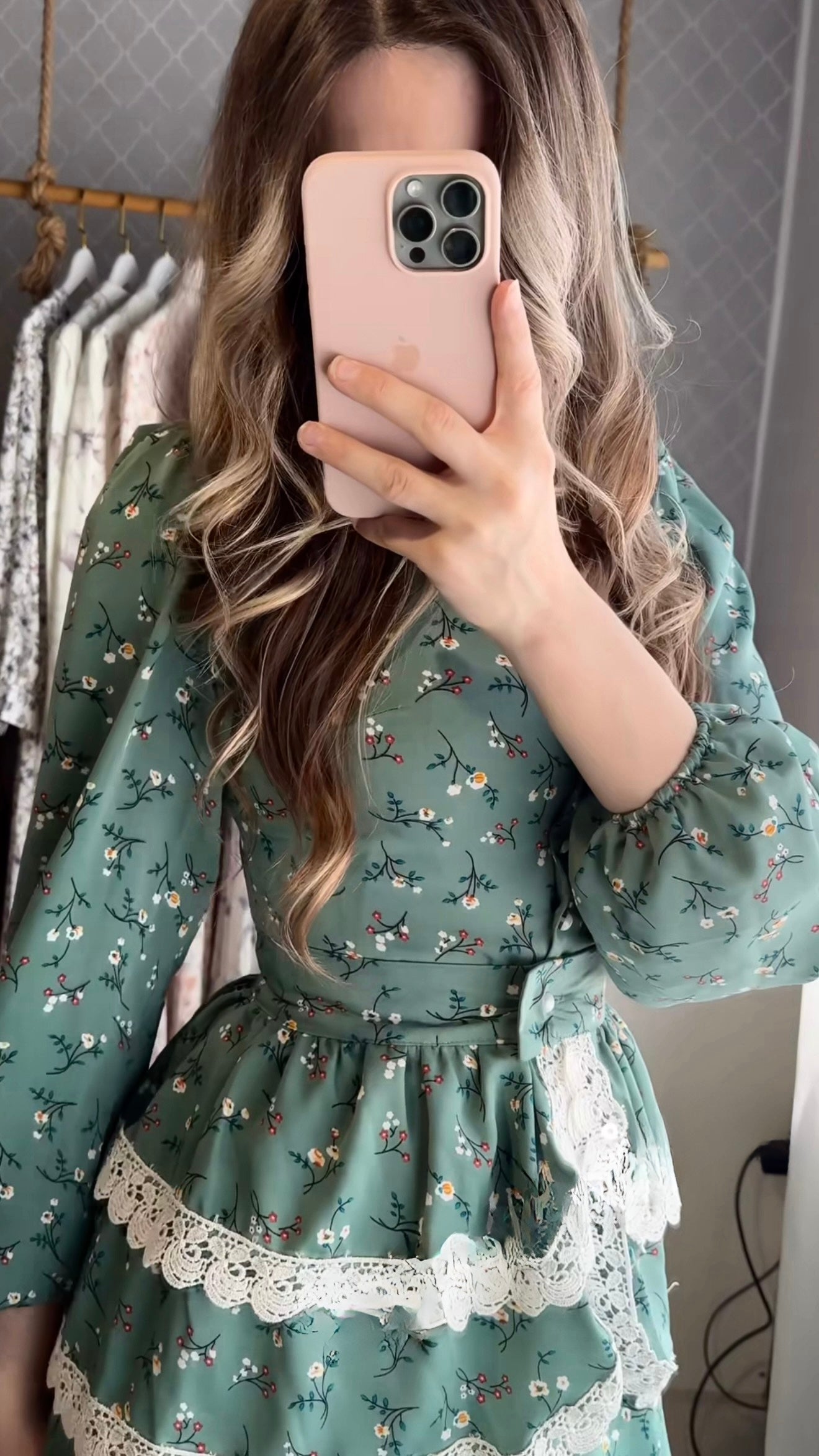 Maxikleid mit Puffärmeln und Spitzendetails