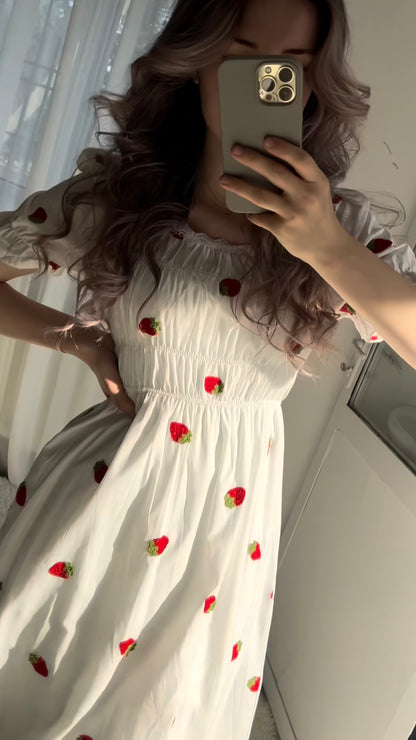 Weißes Kleid mit Erdbeermuster