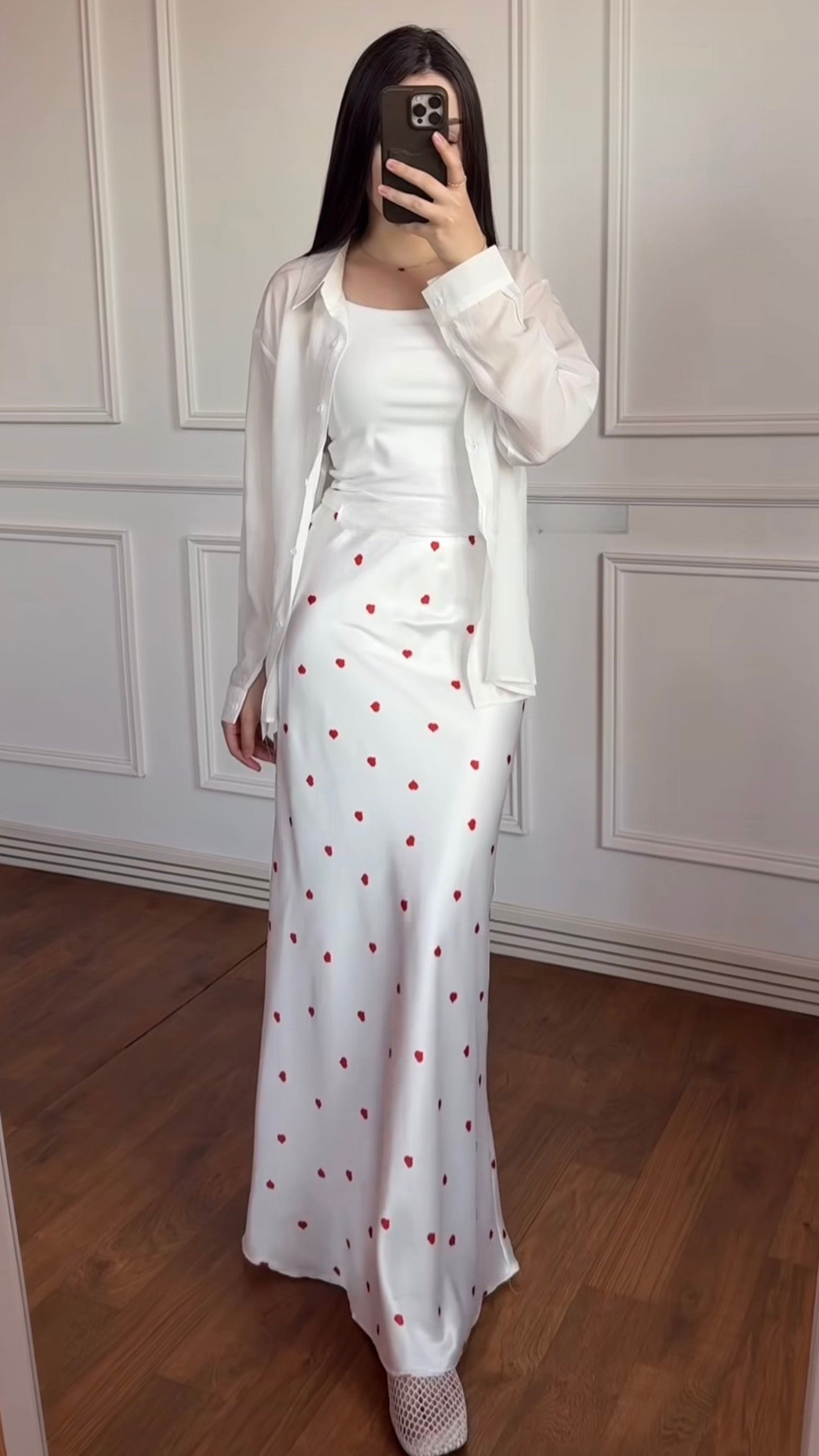 Satinrock und weiße Oversize-Bluse