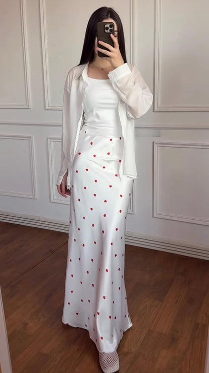 Satinrock und weiße Oversize-Bluse