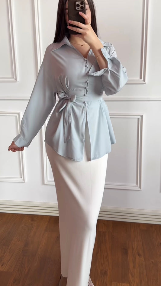 Zweiteiliges Set mit Bluse und weißem Maxirock