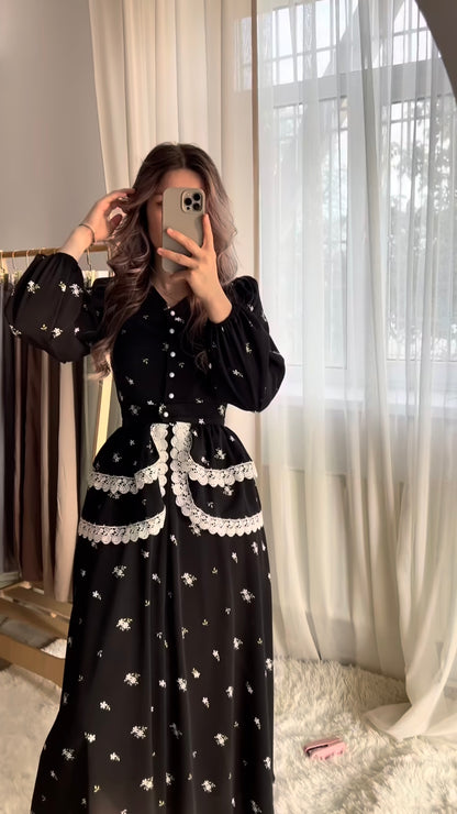 Schwarzes Kleid mit Häkelspitze und Blumenprint
