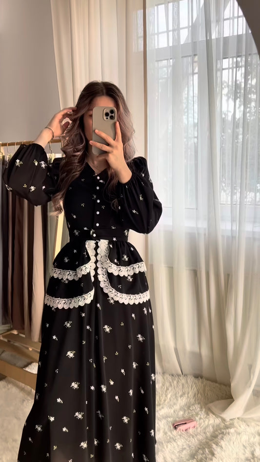 Schwarzes Kleid mit Häkelspitze und Blumenprint