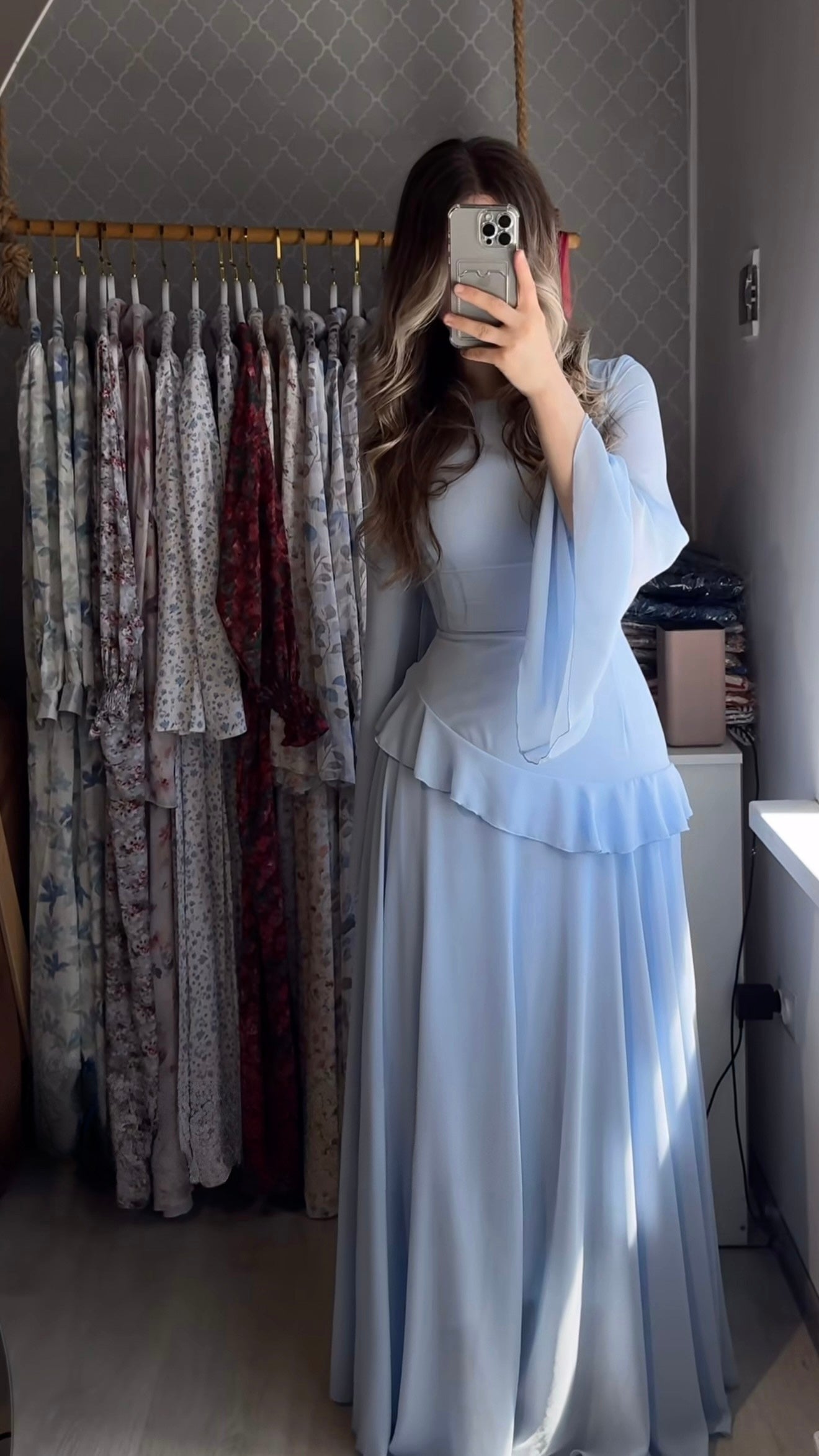 Bodenlanges Kleid mit ausgestelltem Schnitt