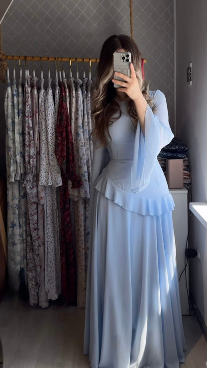 Bodenlanges Kleid mit ausgestelltem Schnitt