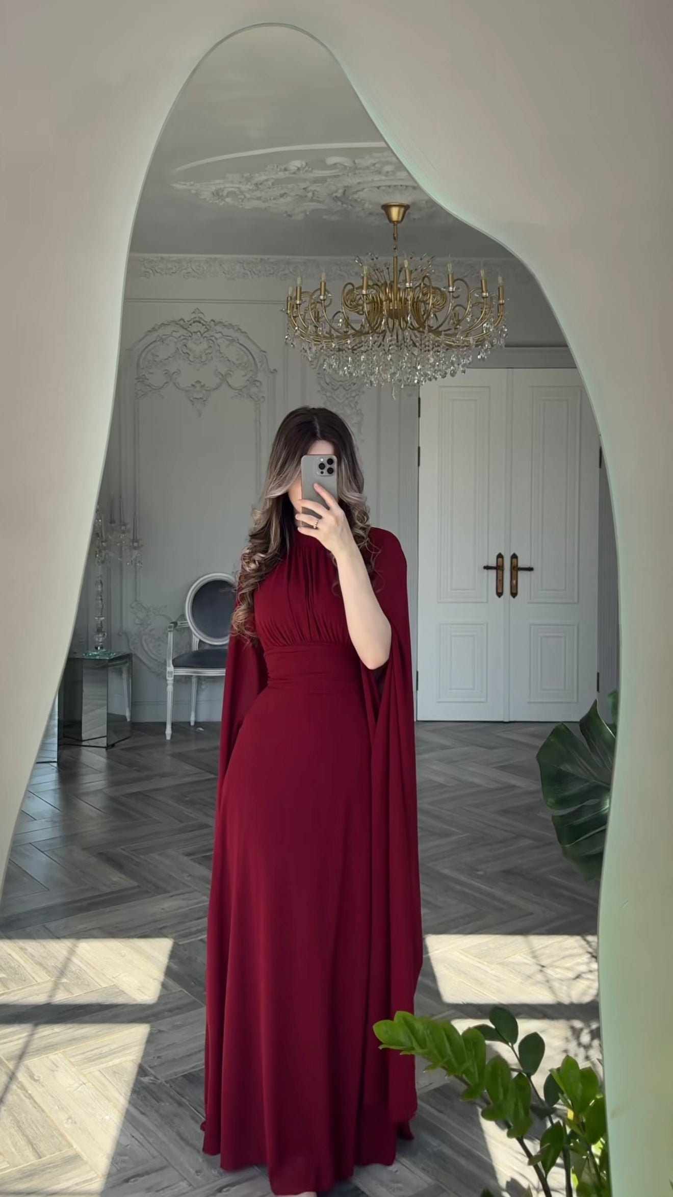 Bordeaux Abendkleid mit Capeärmeln