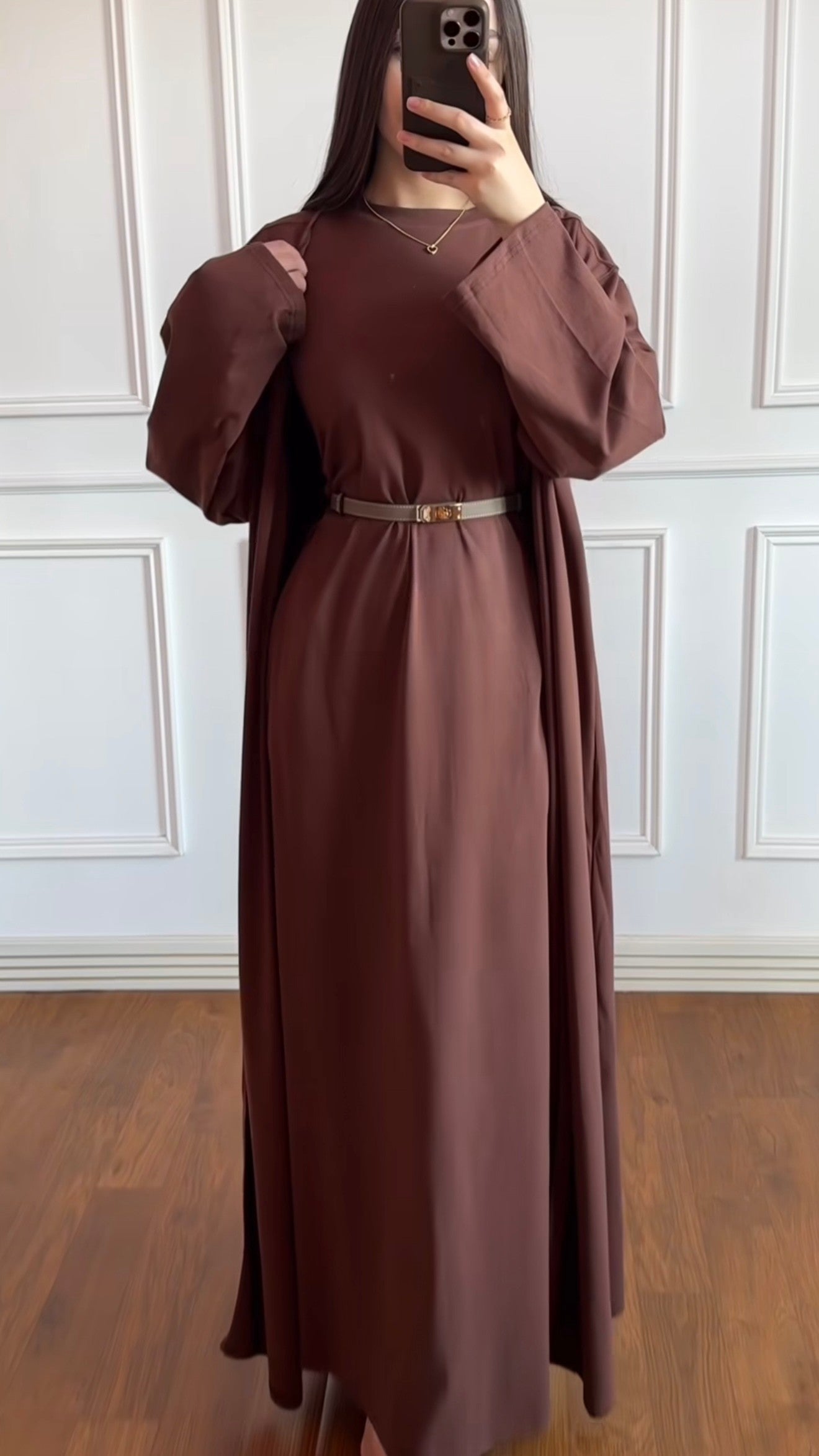 Zweiteiliges Kleid-Set mit passender offenen Abaya