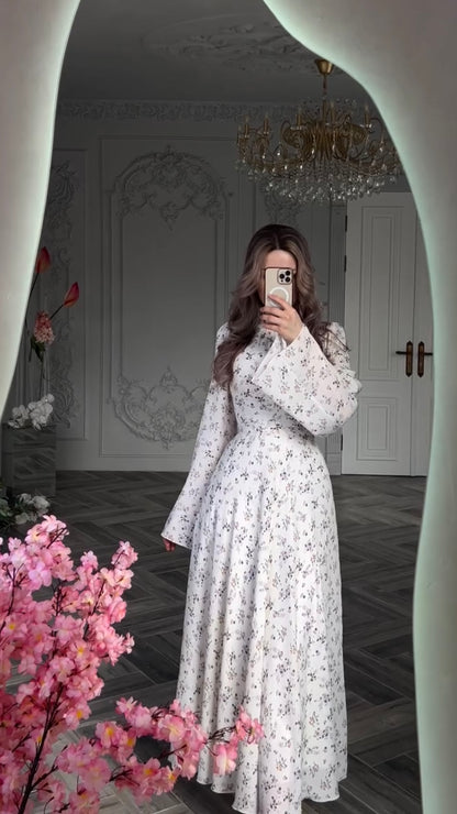Weißes Maxikleid mit zartem Blütenmuster