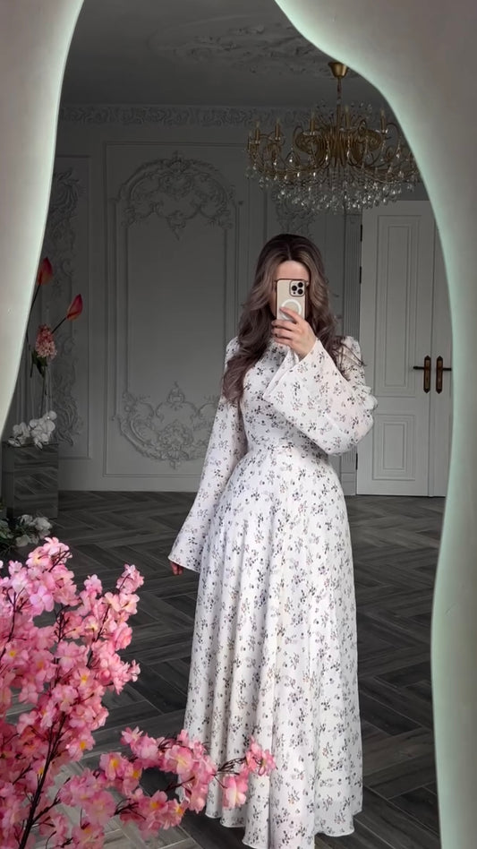 Weißes Maxikleid mit zartem Blütenmuster
