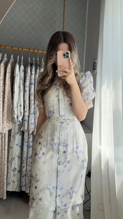 Fliederfarbenes Maxikleid mit Knopfleiste