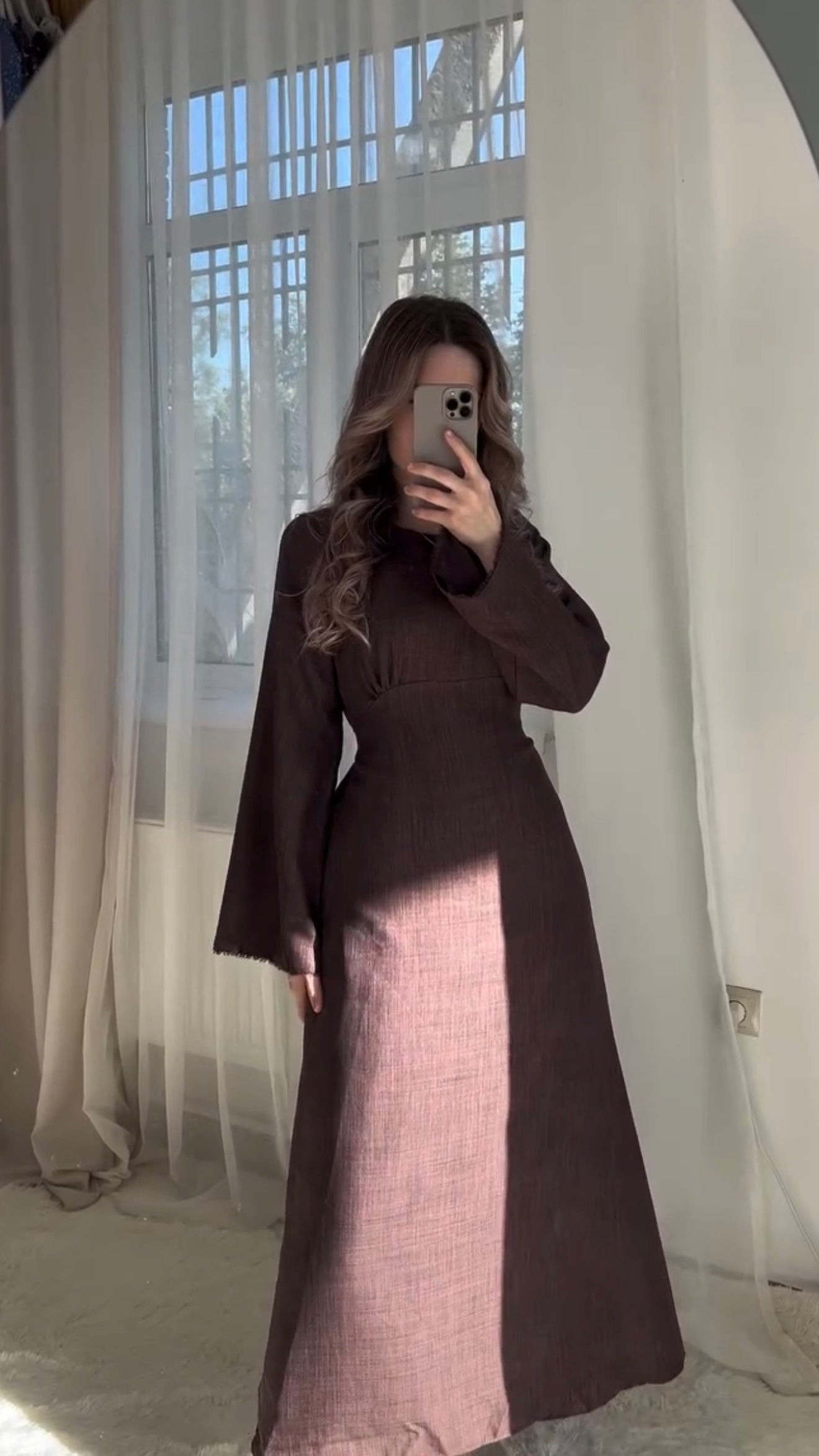 Braunes Maxikleid mit ausgestellten Ärmeln