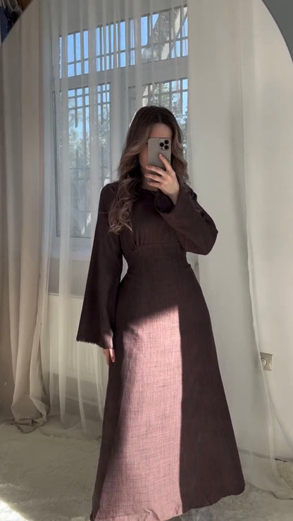 Braunes Maxikleid mit ausgestellten Ärmeln