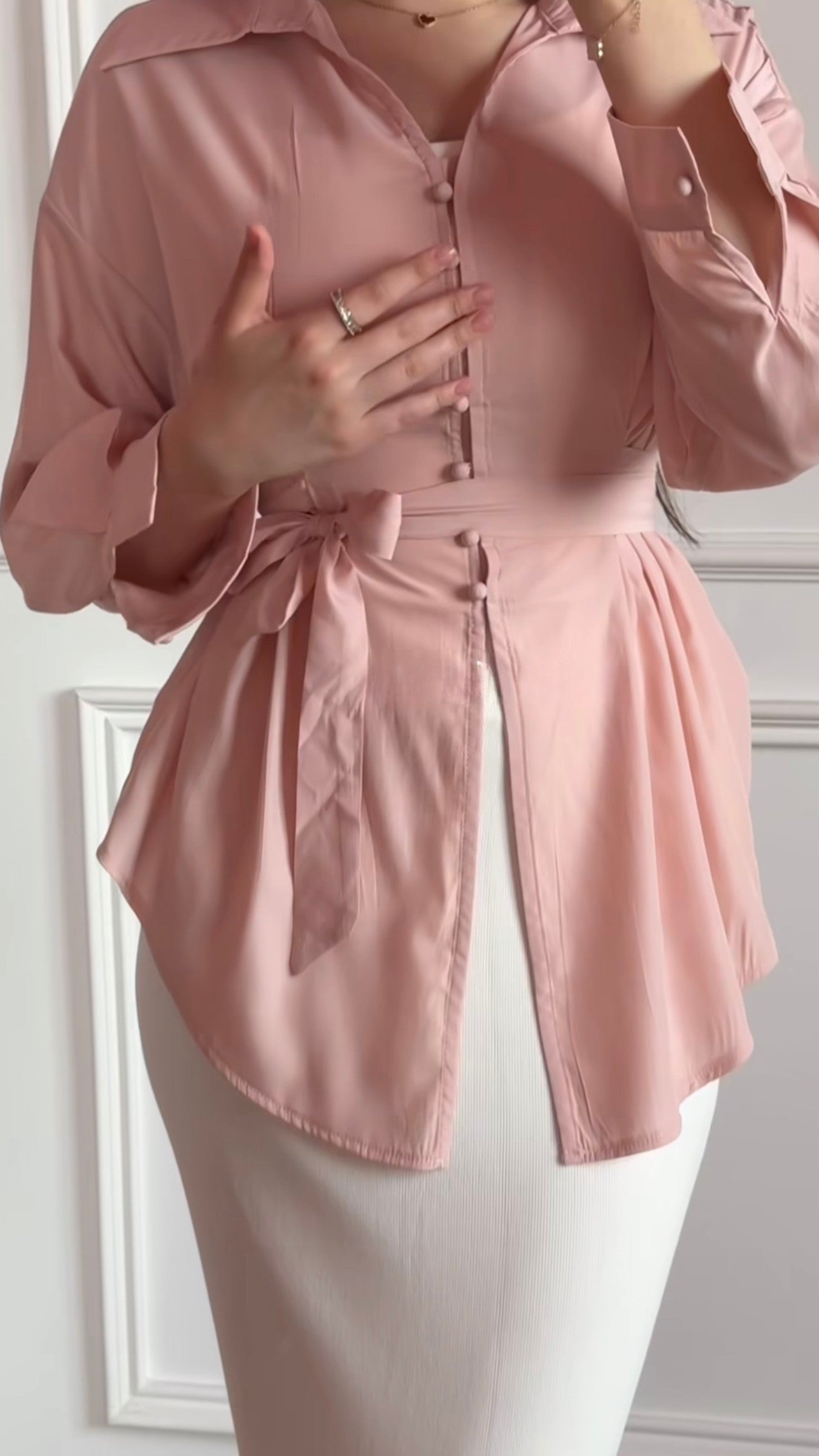 Zweiteiliges Set mit Bluse und weißem Maxirock