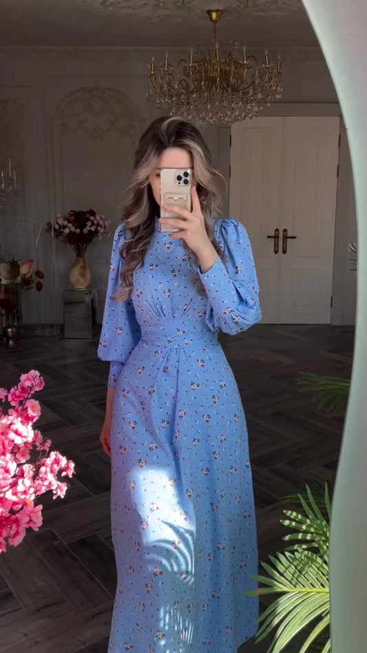 Hellblaues Maxikleid mit zartem Blumenmuster