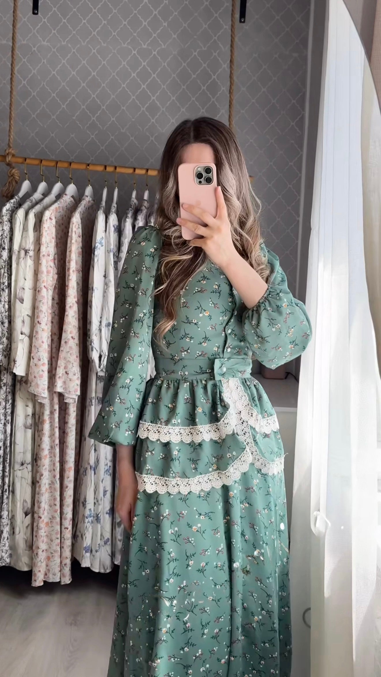 Maxikleid mit Puffärmeln und Spitzendetails