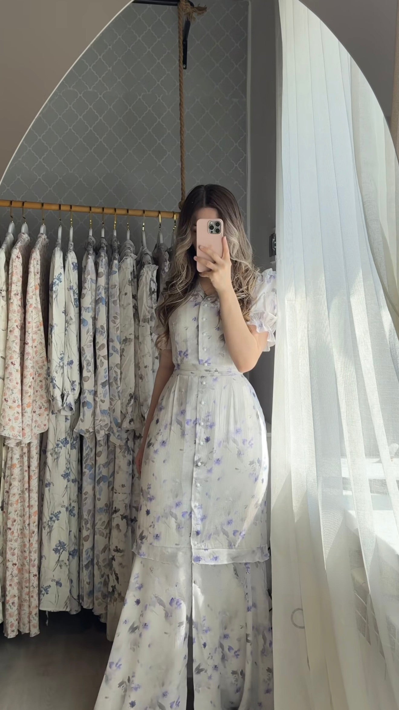 Fliederfarbenes Maxikleid mit Knopfleiste