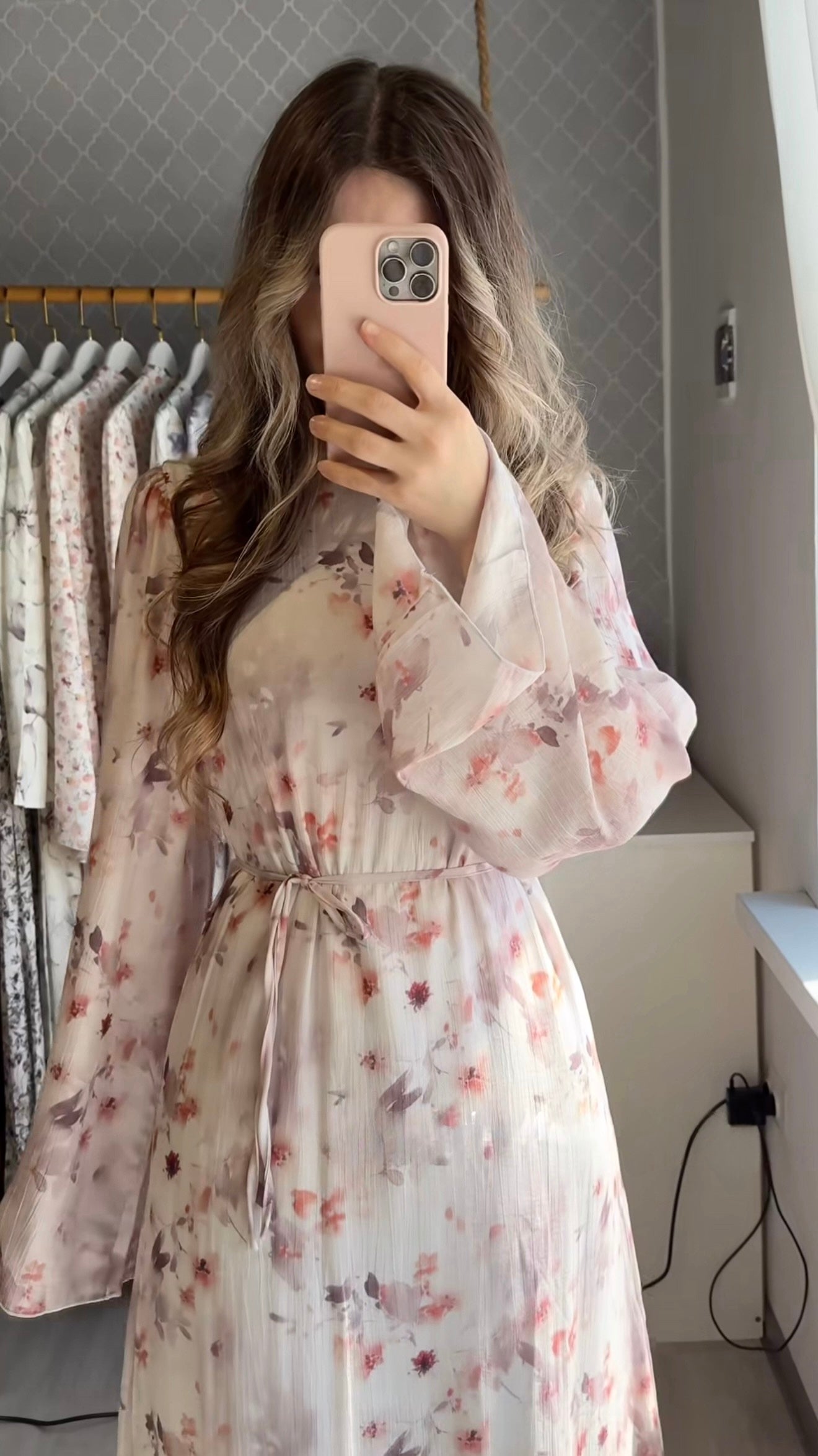 Fließendes Maxikleid mit Bindegürtel und zartem Blütenprint