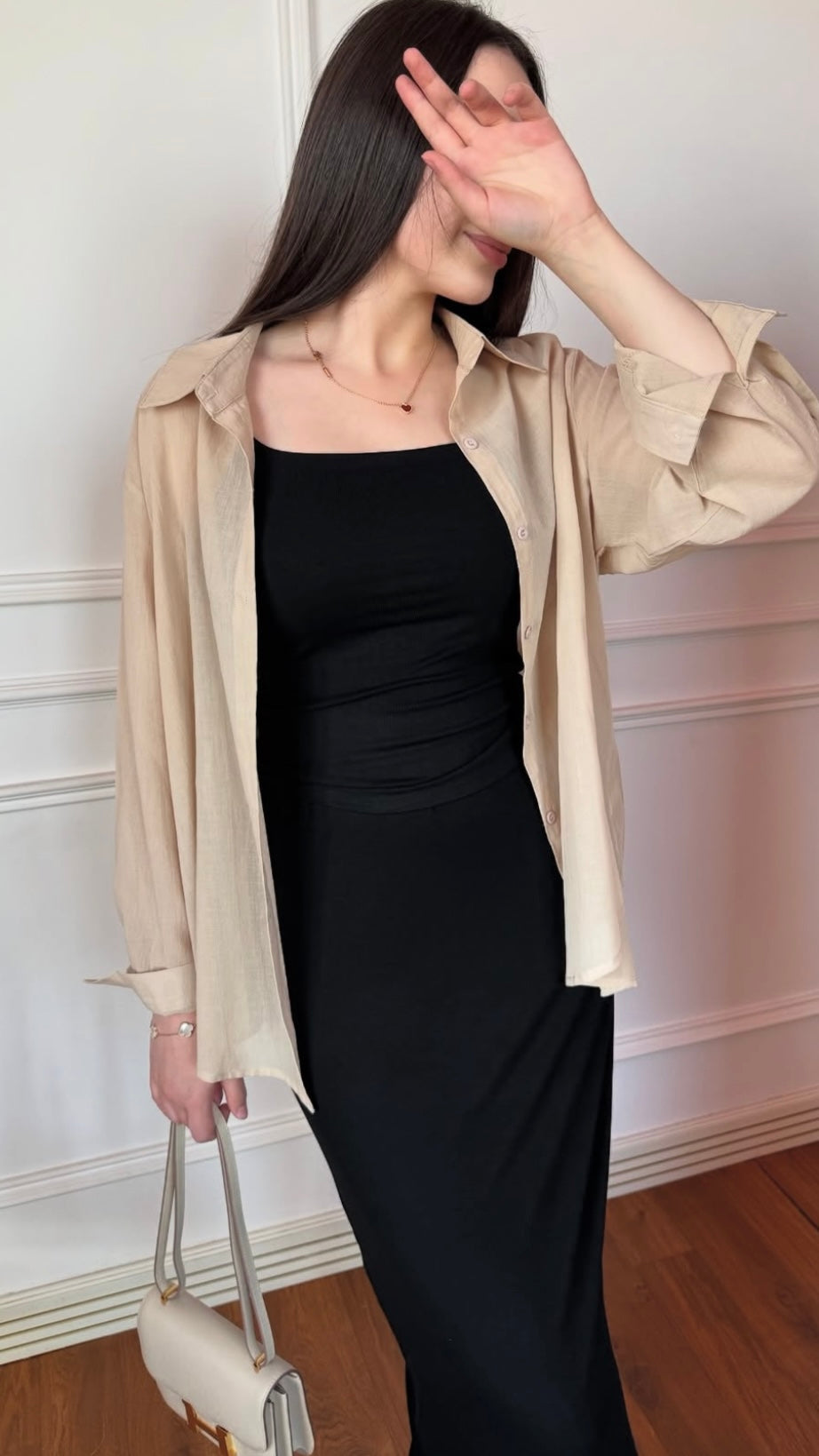 Schwarzes Set mit beigefarbener Oversize-Bluse