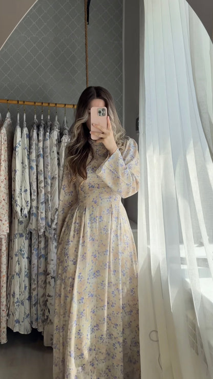 Beigefarbenes Maxikleid mit Fliederprint