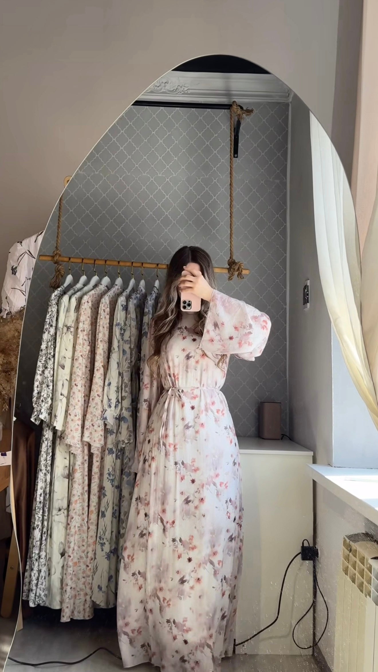 Fließendes Maxikleid mit Bindegürtel und zartem Blütenprint
