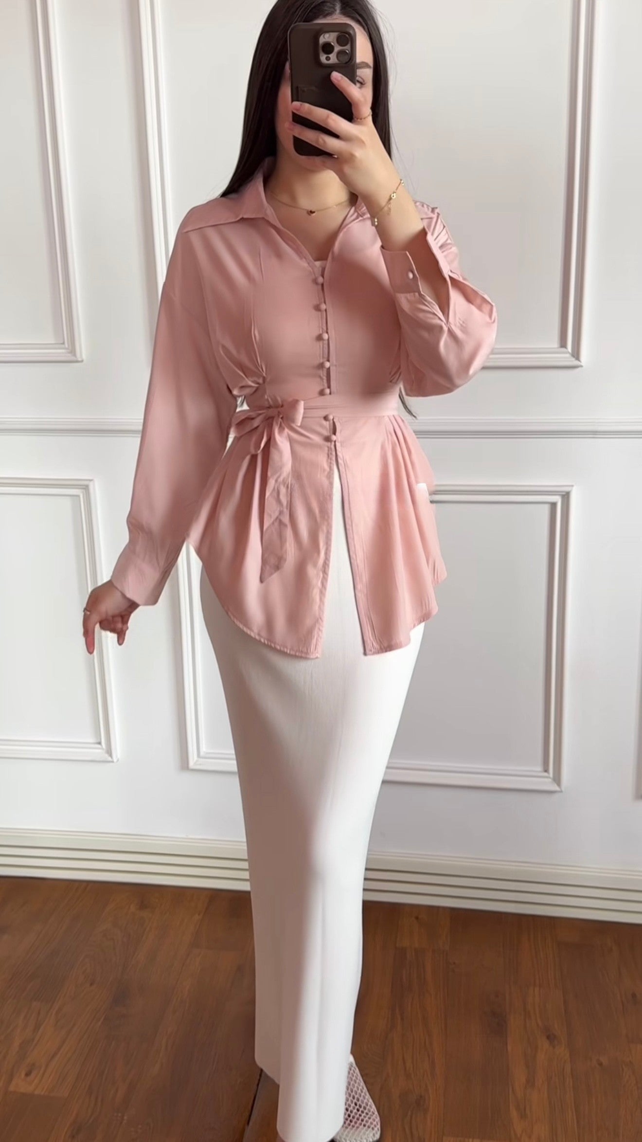 Zweiteiliges Set mit Bluse und weißem Maxirock