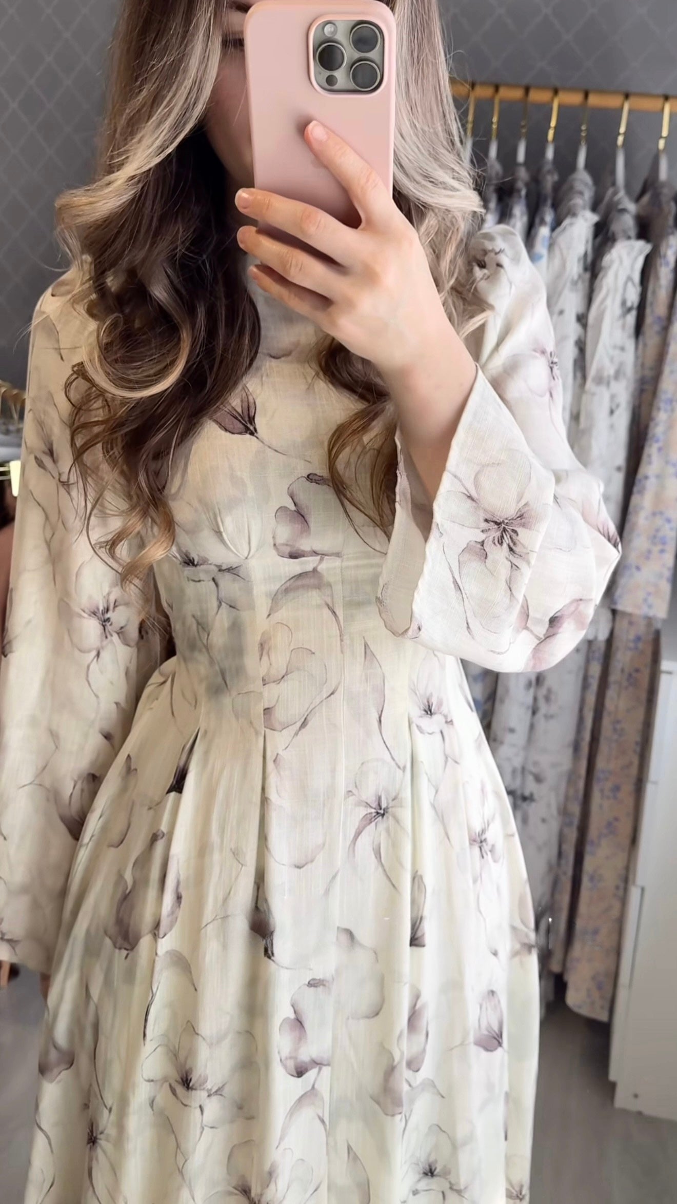 Maxikleid mit großflächigem Blütenmuster