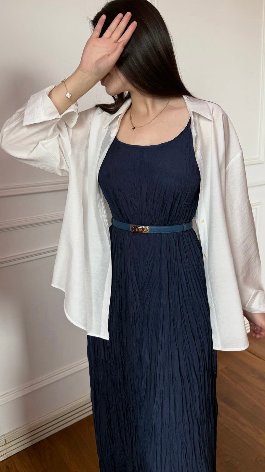 Zweiteiliges Set mit Faltenkleid und Oversize-Hemd