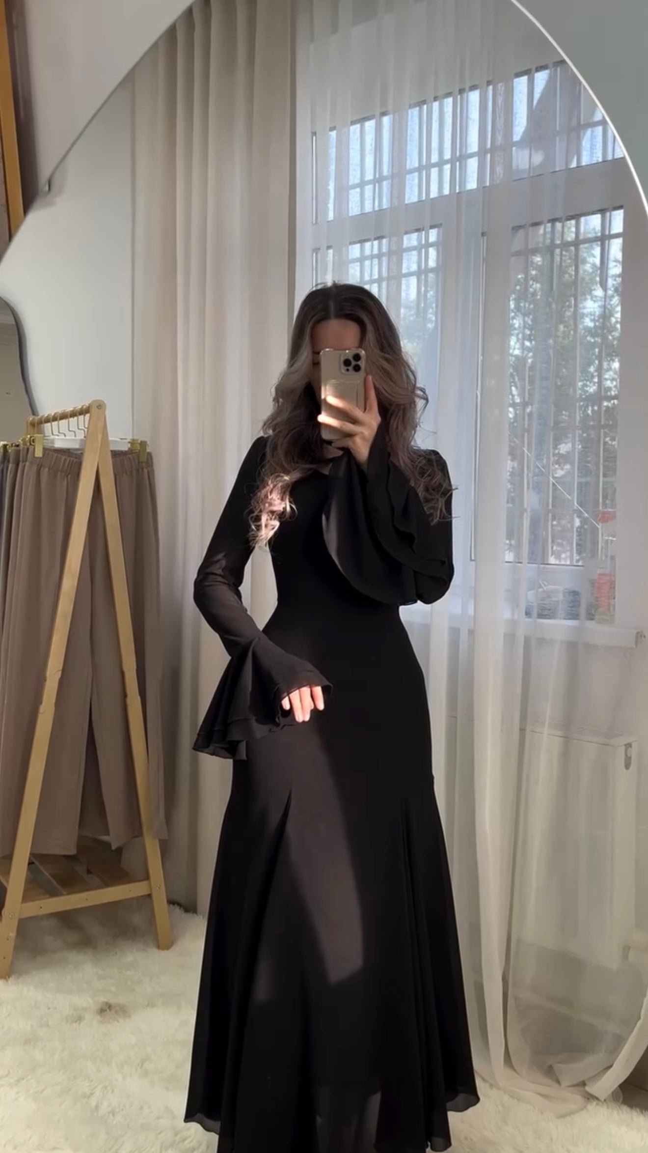 Schwarzes Maxikleid mit Volantärmeln