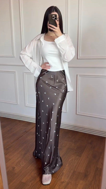 Satinrock und weiße Oversize-Bluse