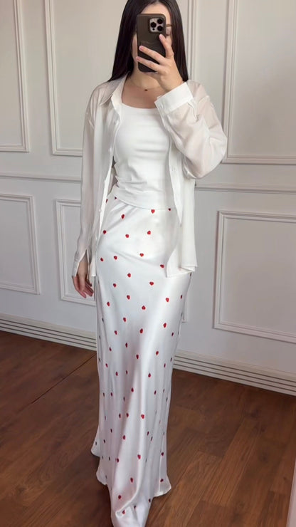 Satinrock und weiße Oversize-Bluse