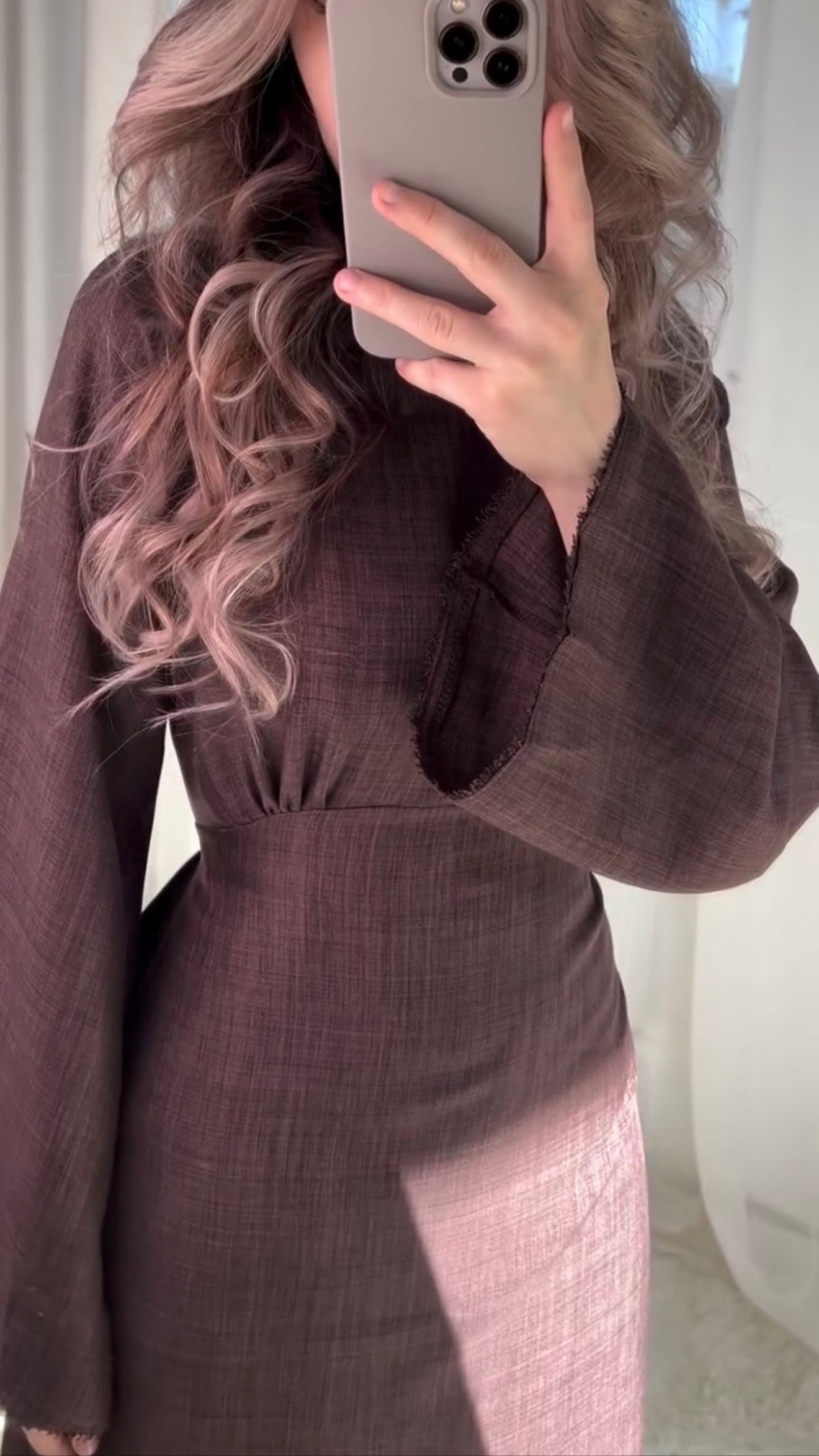 Braunes Maxikleid mit ausgestellten Ärmeln