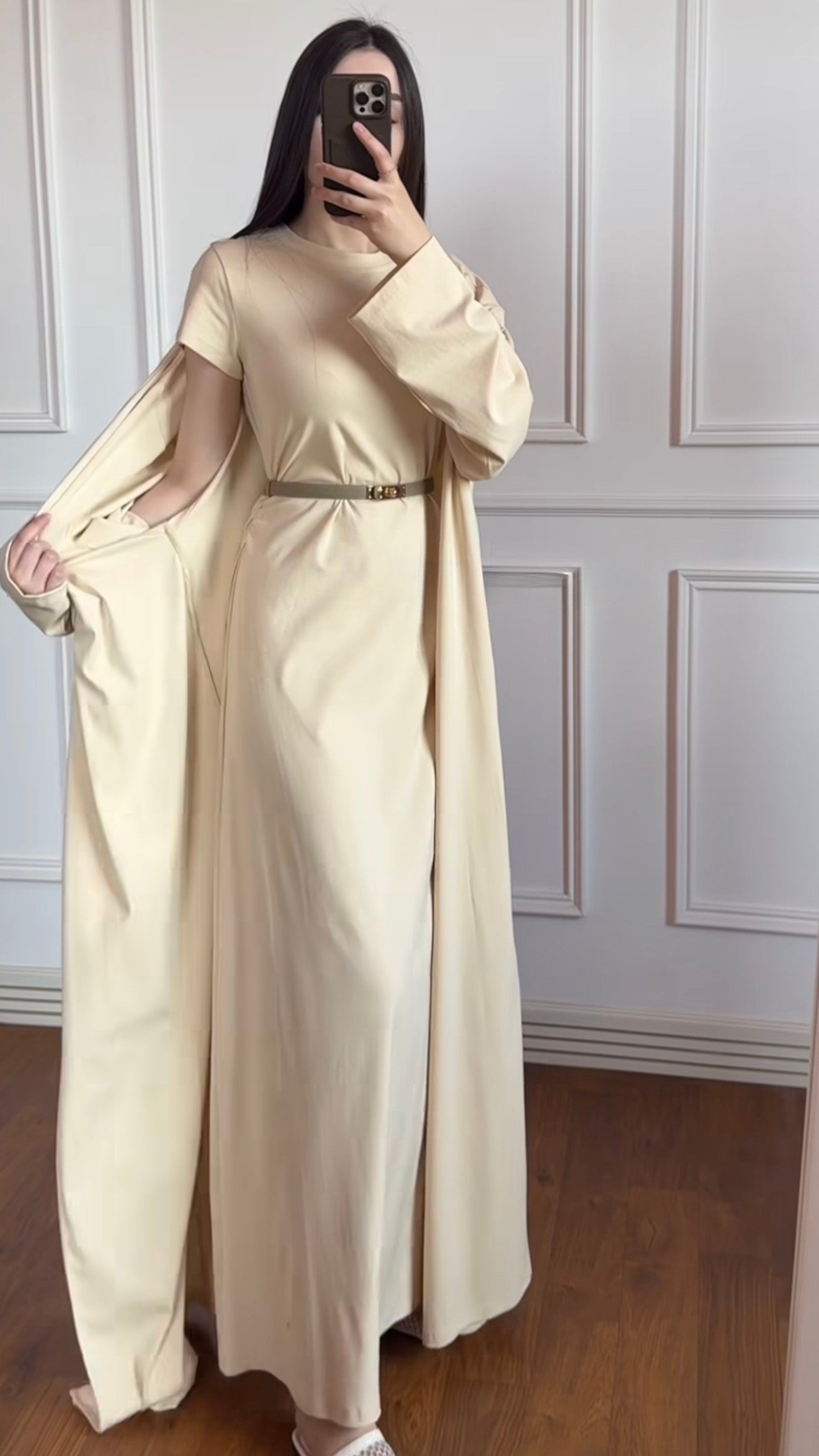 Zweiteiliges Kleid-Set mit passender offenen Abaya