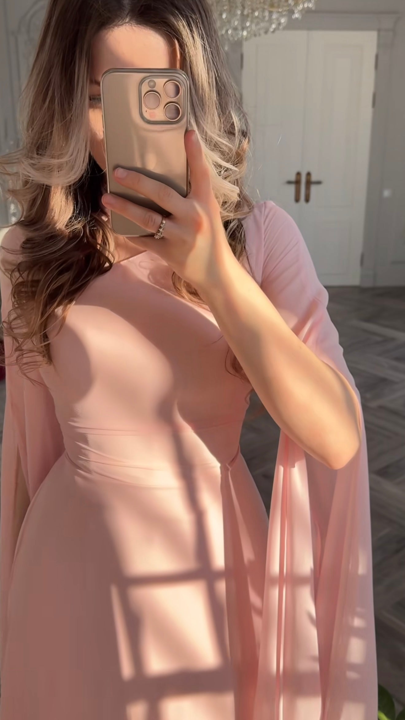 Roséfarbenes Maxikleid mit Capeärmeln