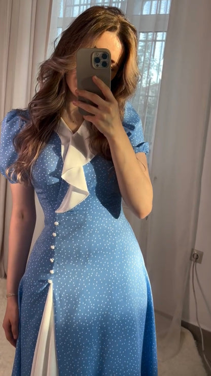 Blaues Maxikleid mit Volantdetails