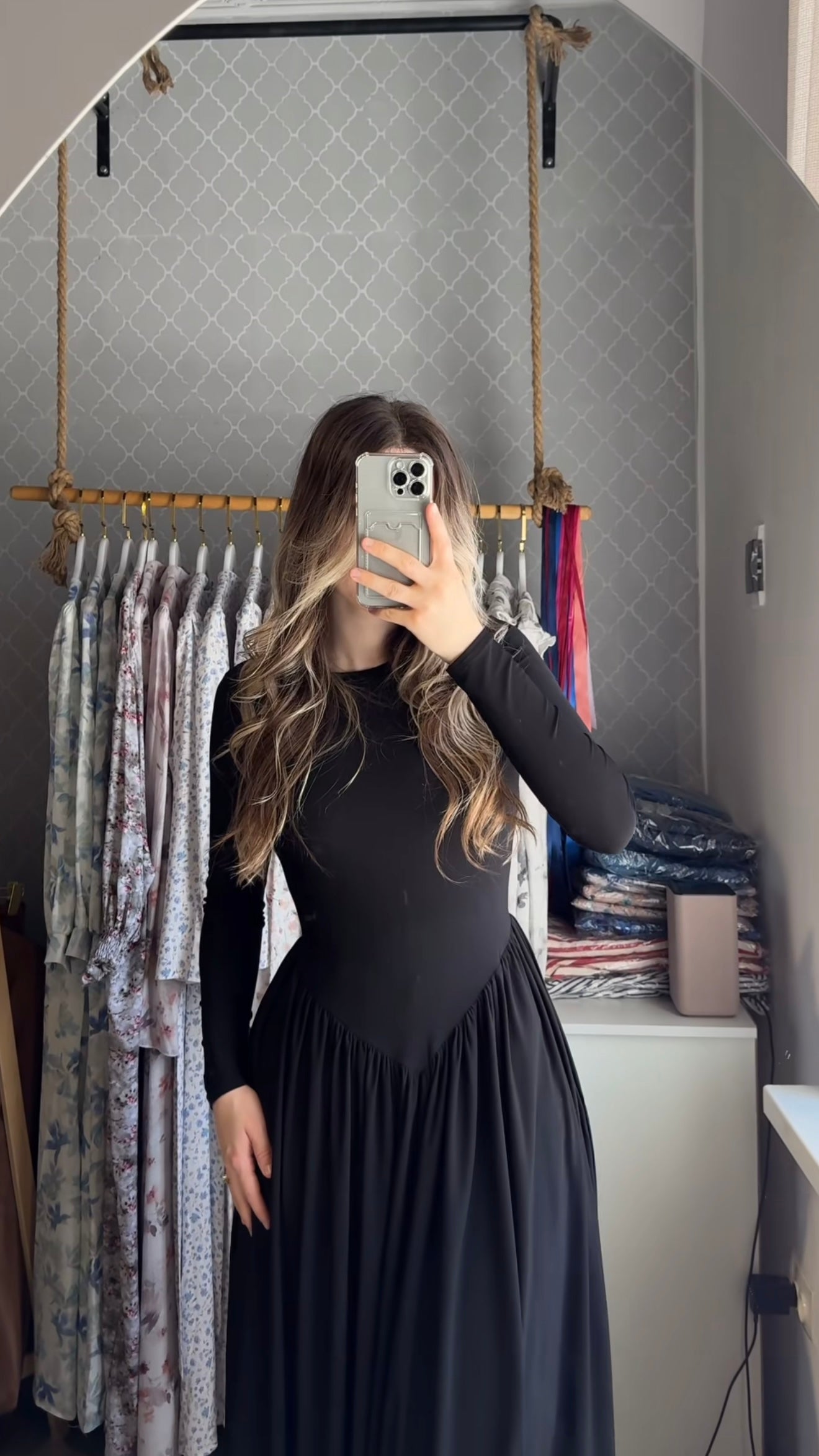 Schwarzes Maxikleid mit V-Taillierung