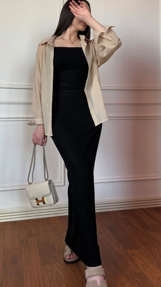 Schwarzes Set mit beigefarbener Oversize-Bluse