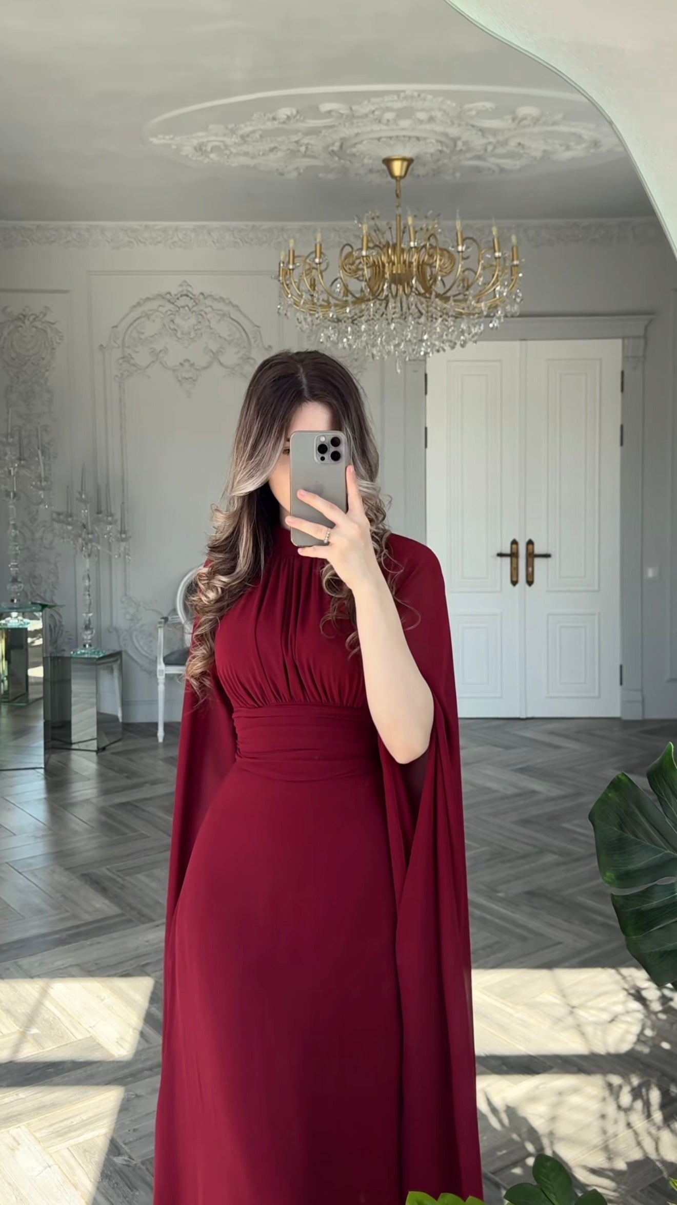 Bordeaux Abendkleid mit Capeärmeln