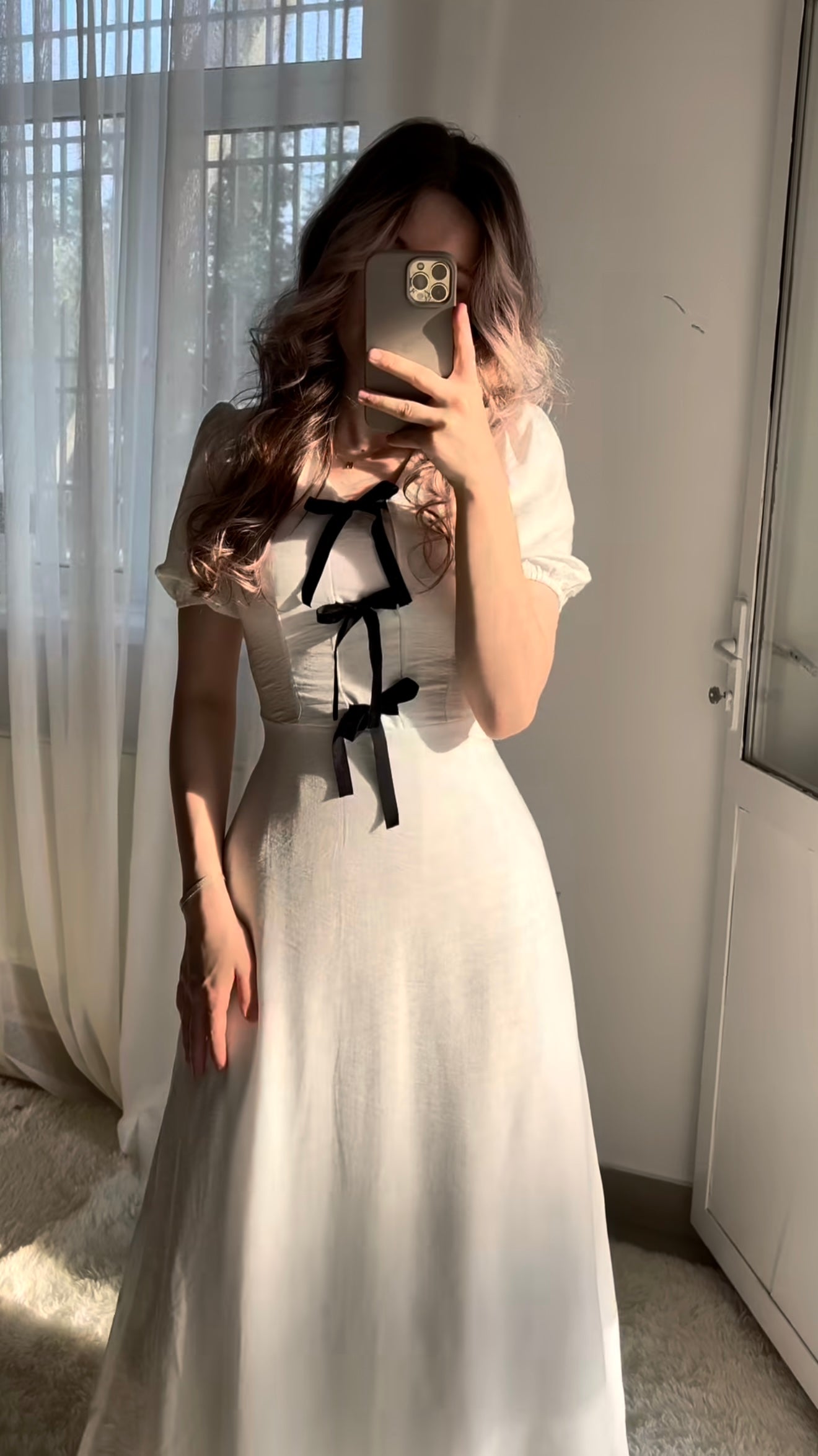 Weißes Kleid mit schwarzen Schleifen