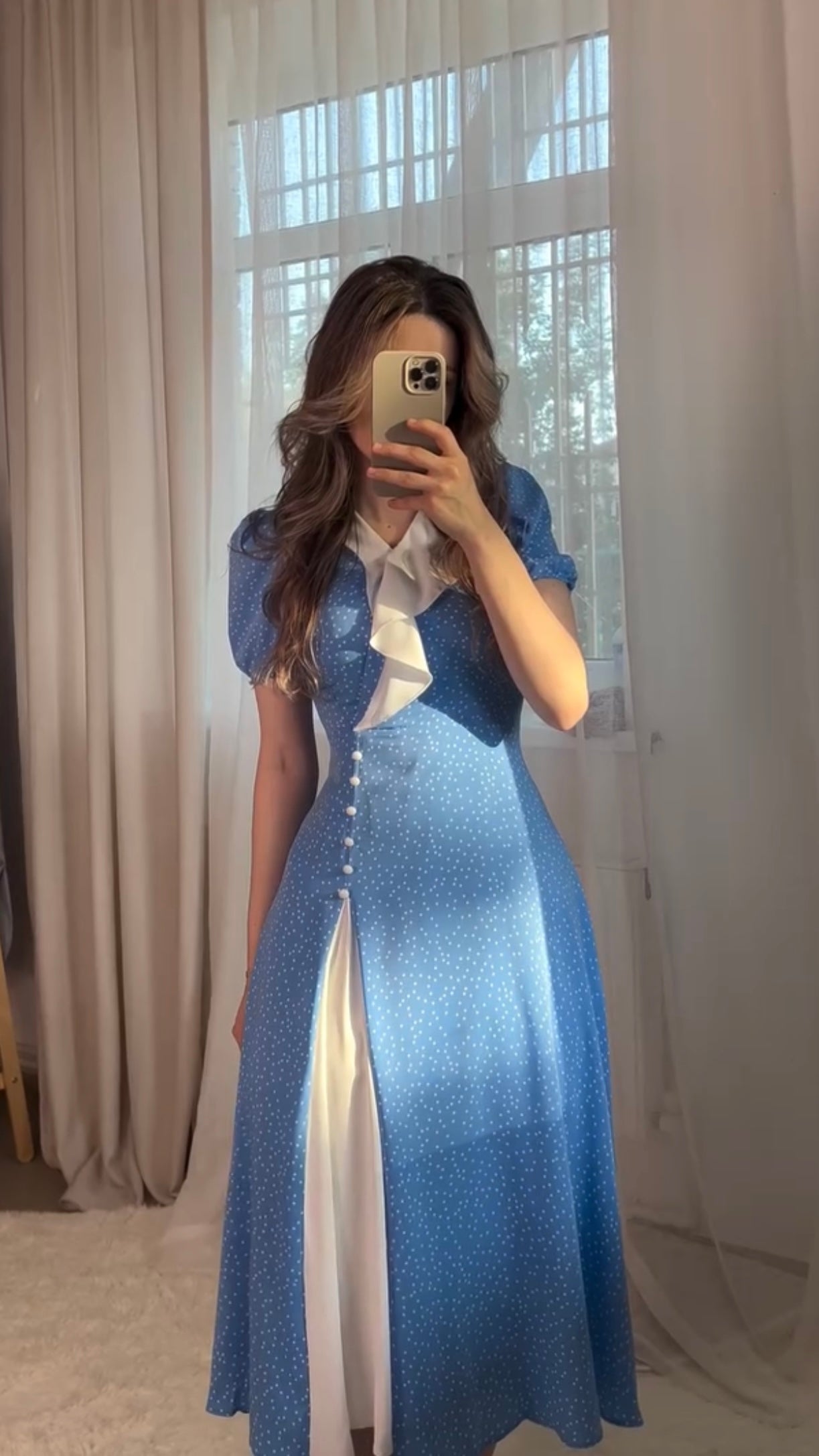 Blaues Maxikleid mit Volantdetails
